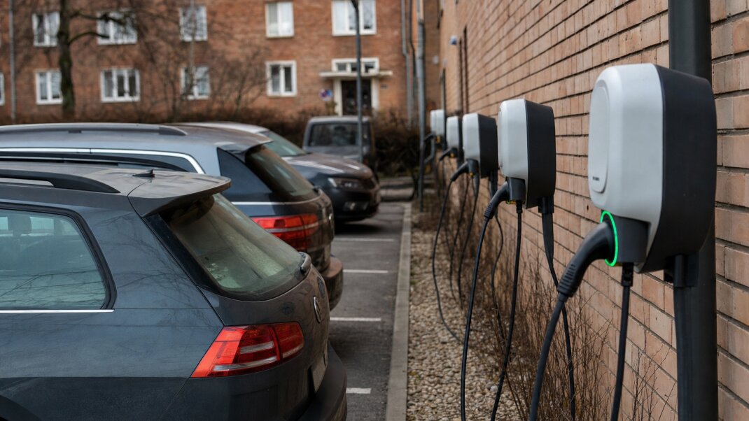 Nabíjacie stanice pre elektromobily v modernom bytovom dome v Bratislave
