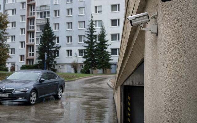 Garážová brána s EČV kamerou na čítanie evidenčných čísiel v Bratislave