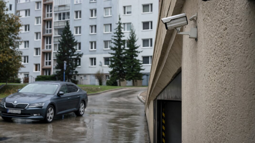 Garážová brána s EČV kamerou na čítanie evidenčných čísiel v Bratislave
