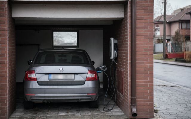 Garáž s nabíjacou stanicou pre elektromobil v Bratislave