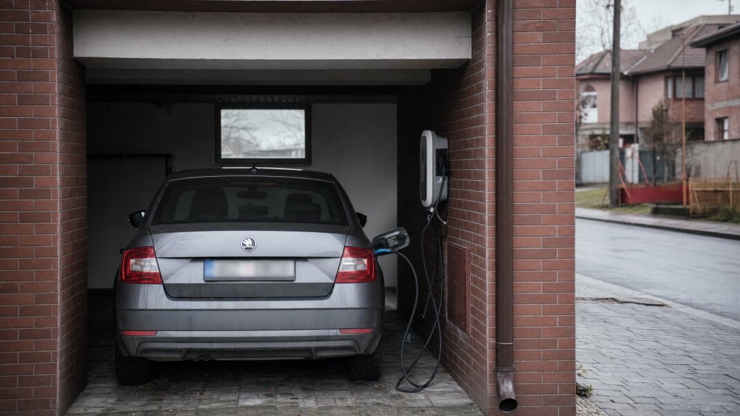 Garáž s nabíjacou stanicou pre elektromobil v Bratislave