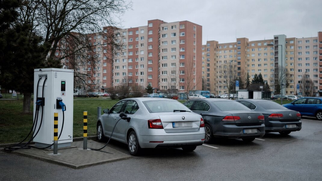 Nabíjacia stanica pre elektromobily v Senici s parkovaním