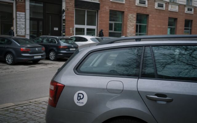 Služobné auto zaparkované pred administratívnou budovou v Bratislave