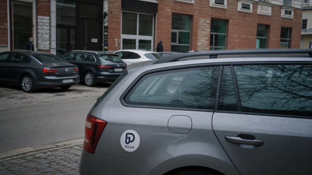 Služobné auto zaparkované pred administratívnou budovou v Bratislave