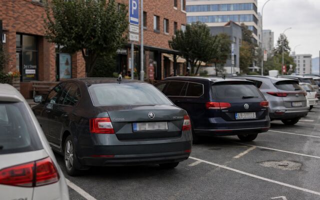 Parkovacie miesta pred kancelárskou budovou v Bratislave