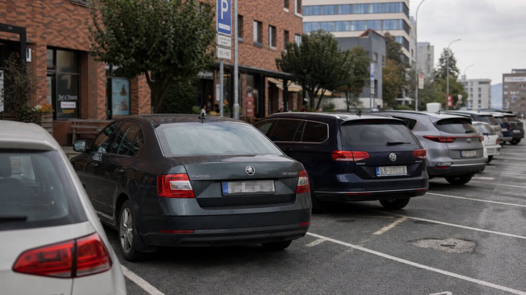 Parkovacie miesta pred kancelárskou budovou v Bratislave