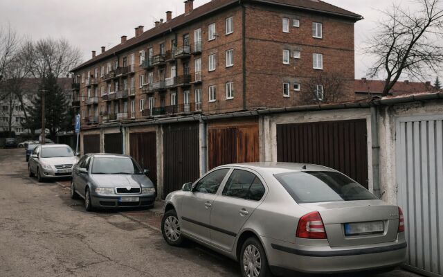 Garážové státie s informačným tabuľom o poplatkoch v Bratislave