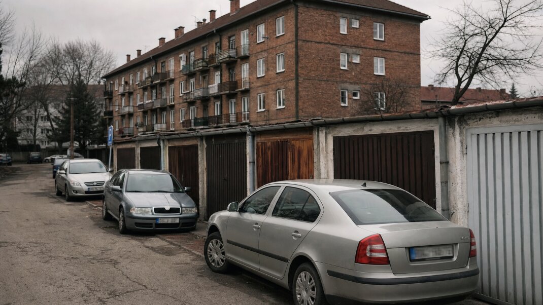 Garážové státie s informačným tabuľom o poplatkoch v Bratislave