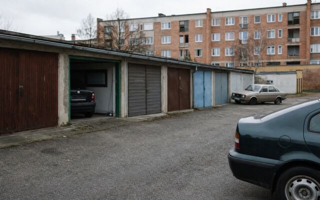 Garáže na parkovisku v Bratislave s autami a prázdnymi miestami