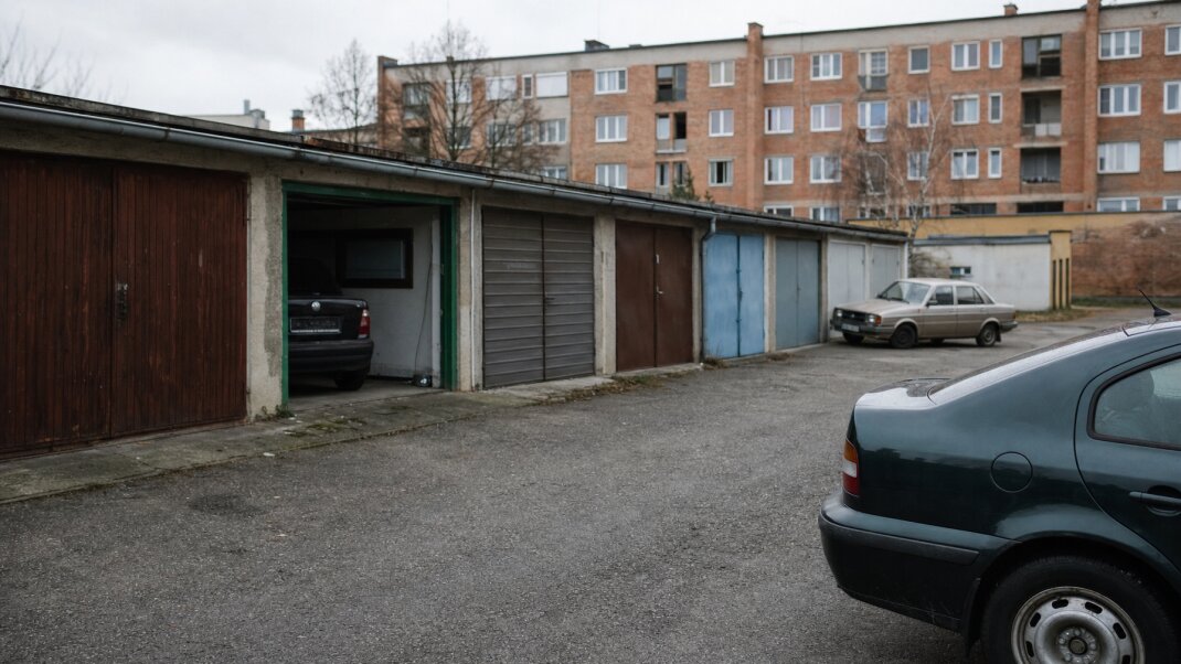 Garáže na parkovisku v Bratislave s autami a prázdnymi miestami