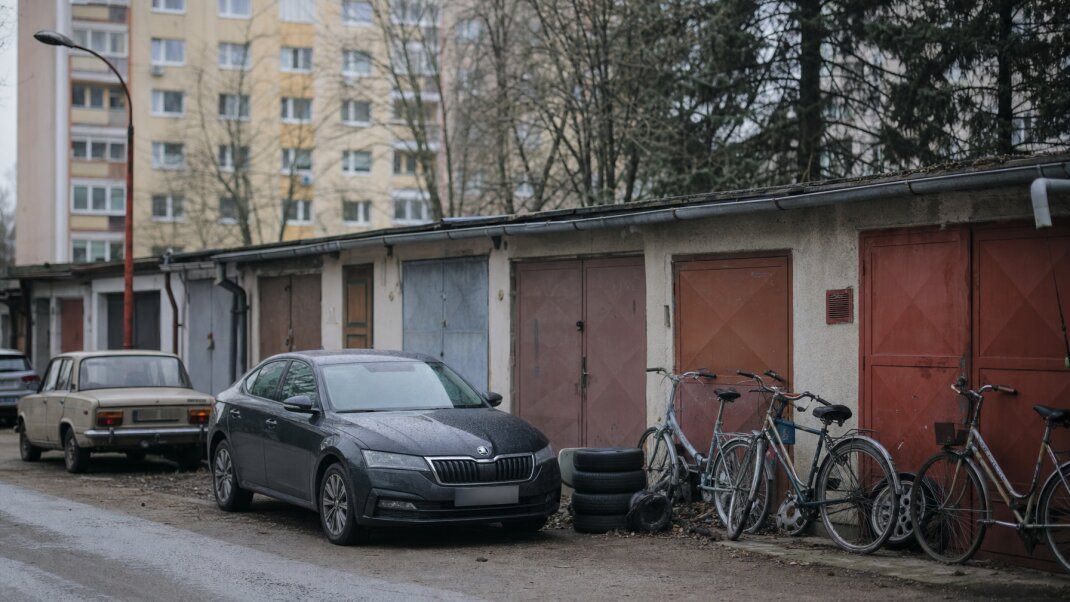 Preplnená garáž s krabicami a náradím v Bratislave