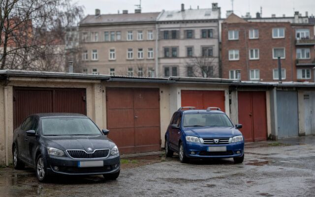 Garážové státia a parkovacie miesta v mestskom prostredí Bratislavy