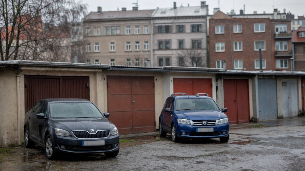 Garážové státia a parkovacie miesta v mestskom prostredí Bratislavy