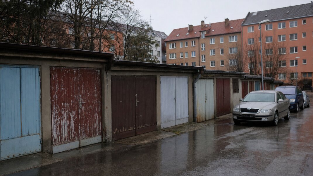 Samostatná garáž s autom v Bratislave počas daždivého dňa