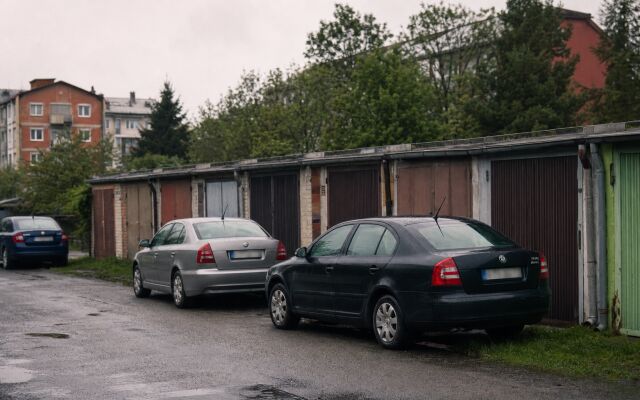 Malá garáž v Bratislave s nejasným prístupom a problémami s vlastníctvom
