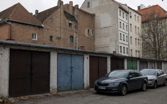 Garáž na predaj v Starom Meste, Bratislava, s moderným dizajnom a prístupom k centru.