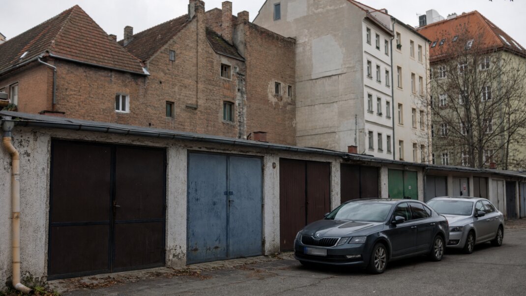 Garáž na predaj v Starom Meste, Bratislava, s moderným dizajnom a prístupom k centru.