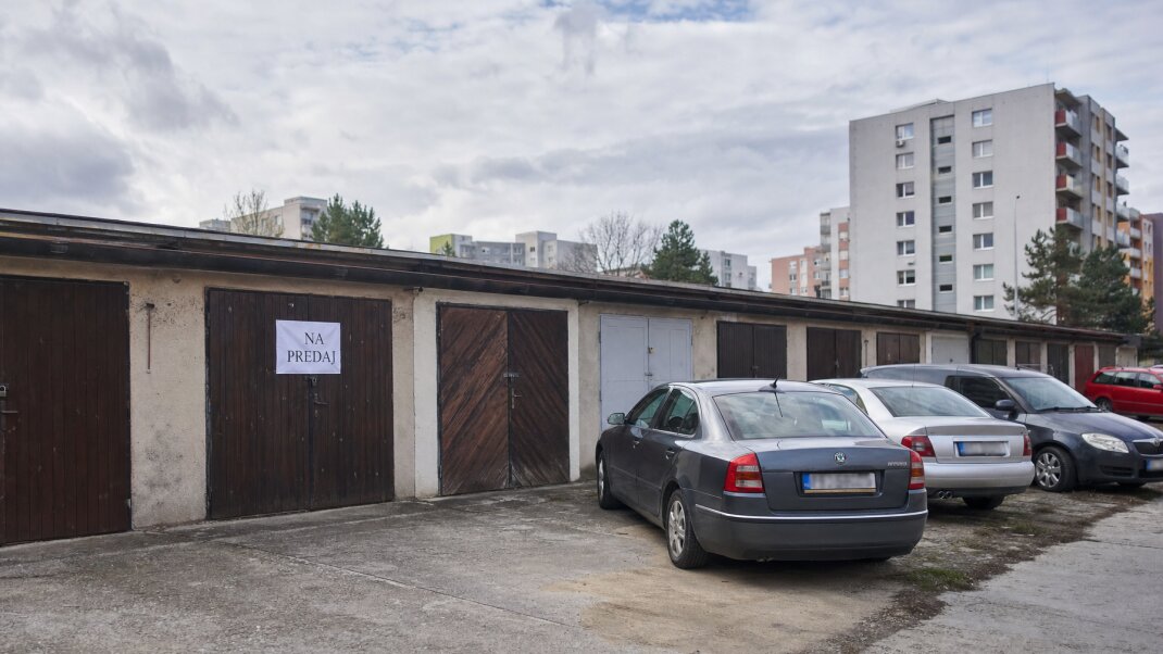 Garážové státia v Petržalke s modernými budovami v pozadí