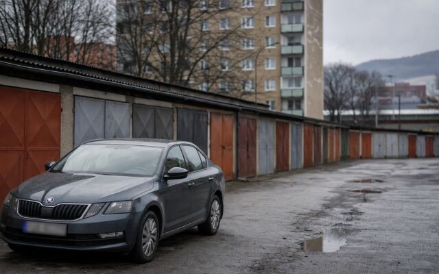 Garáž na prenájom v Banskej Bystrici s cenovými štítkami a informáciami o ponukách