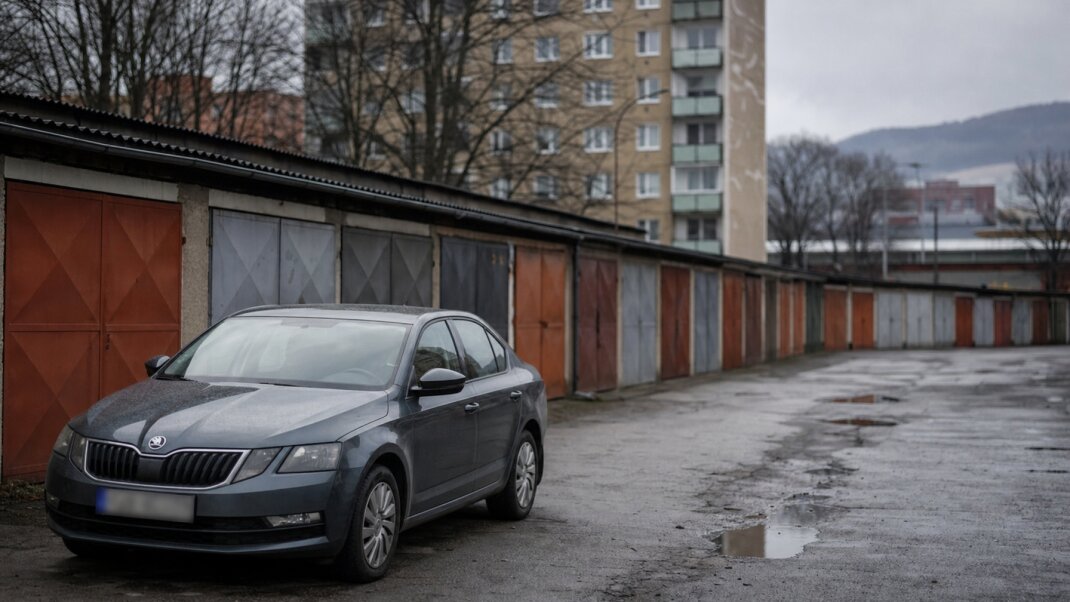 Garáž na prenájom v Banskej Bystrici s cenovými štítkami a informáciami o ponukách