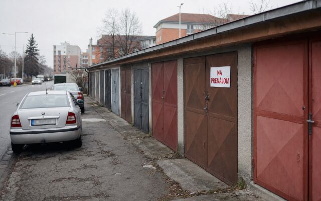 Garáž na prenájom v Bratislave – Nové Mesto s parkovacími miestami