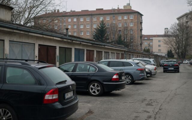 Garážové státie v Starom Meste Bratislavy s modernými autami