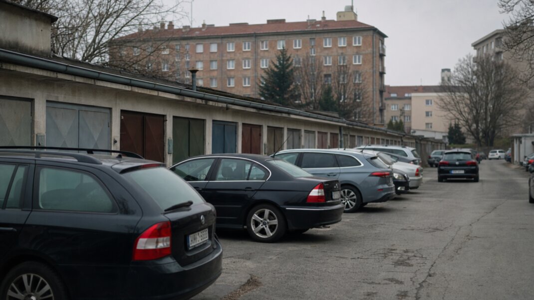 Garážové státie v Starom Meste Bratislavy s modernými autami