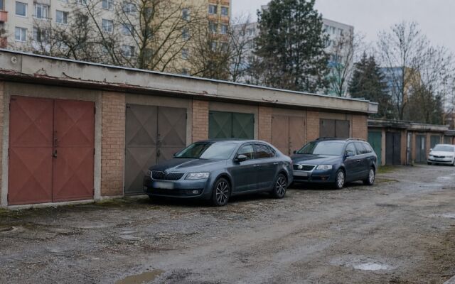 Garáž na prenájom v Košiciach-Juh s parkovacími miestami v pozadí