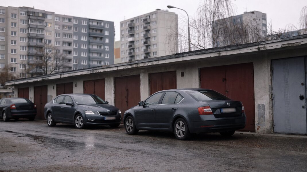 Garážové státia v Petržalke s autami zaparkovanými pred budovami