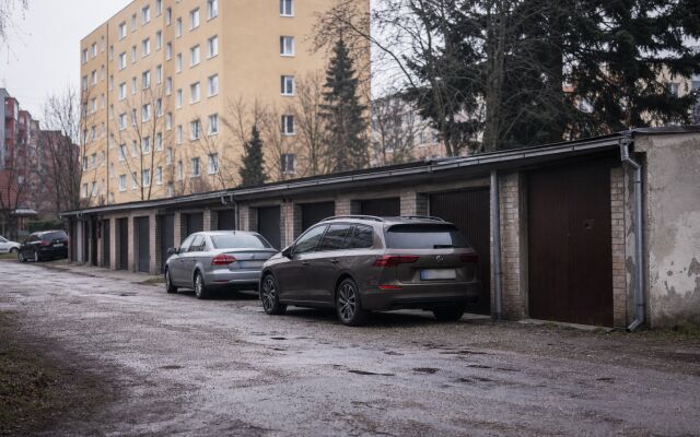 Murovaná garáž na prenájom v Prievidzi s parkovacími miestami v okolí