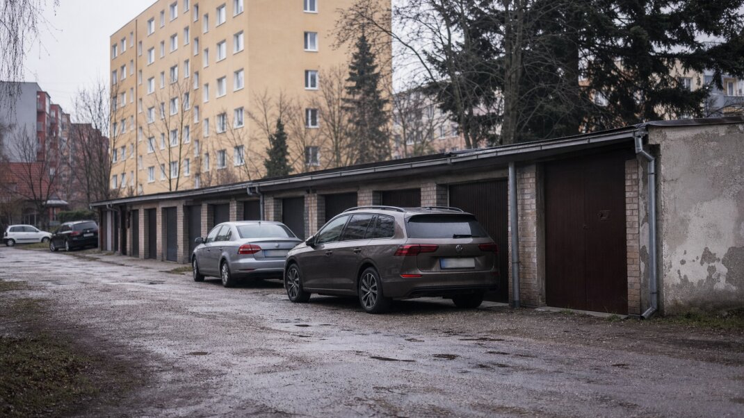 Murovaná garáž na prenájom v Prievidzi s parkovacími miestami v okolí