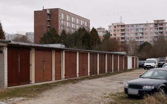 Garáž na prenájom v Trenčíne s parkovacími miestami a elektrickým pripojením