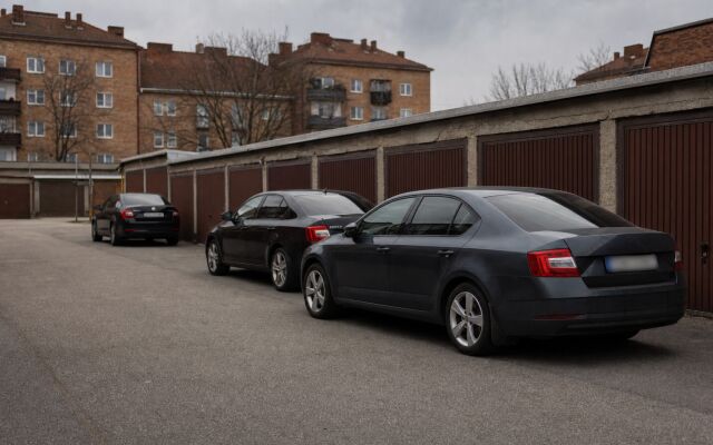 Garáž na prenájom v Trnave s viditeľnými cenovkami a ponukami