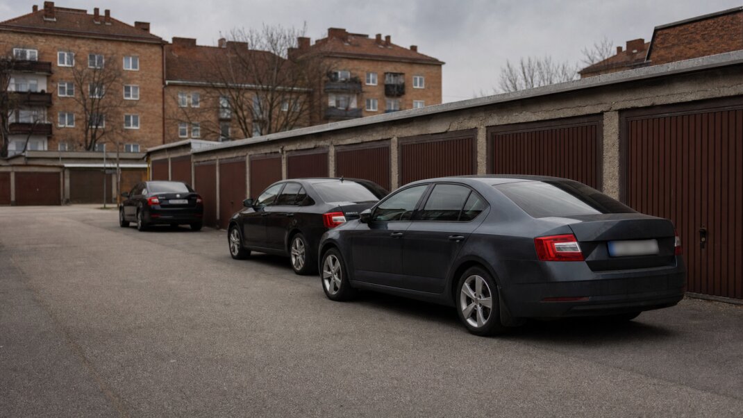 Garáž na prenájom v Trnave s viditeľnými cenovkami a ponukami