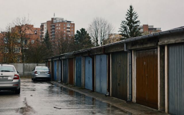 Samostatná garáž v Bratislave s cenovkami na predaj a prenájom