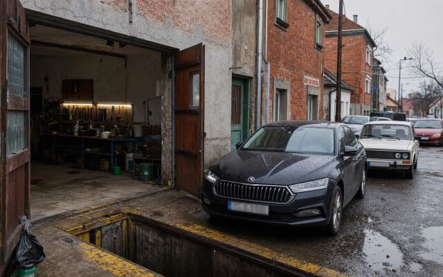 Garáž s montážnou jamou a auto v Bratislave