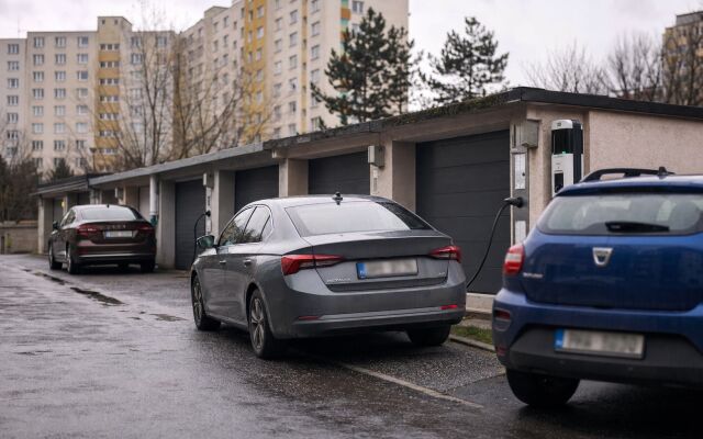 Garáž s nabíjacou stanicou pre elektromobily v Banskej Bystrici