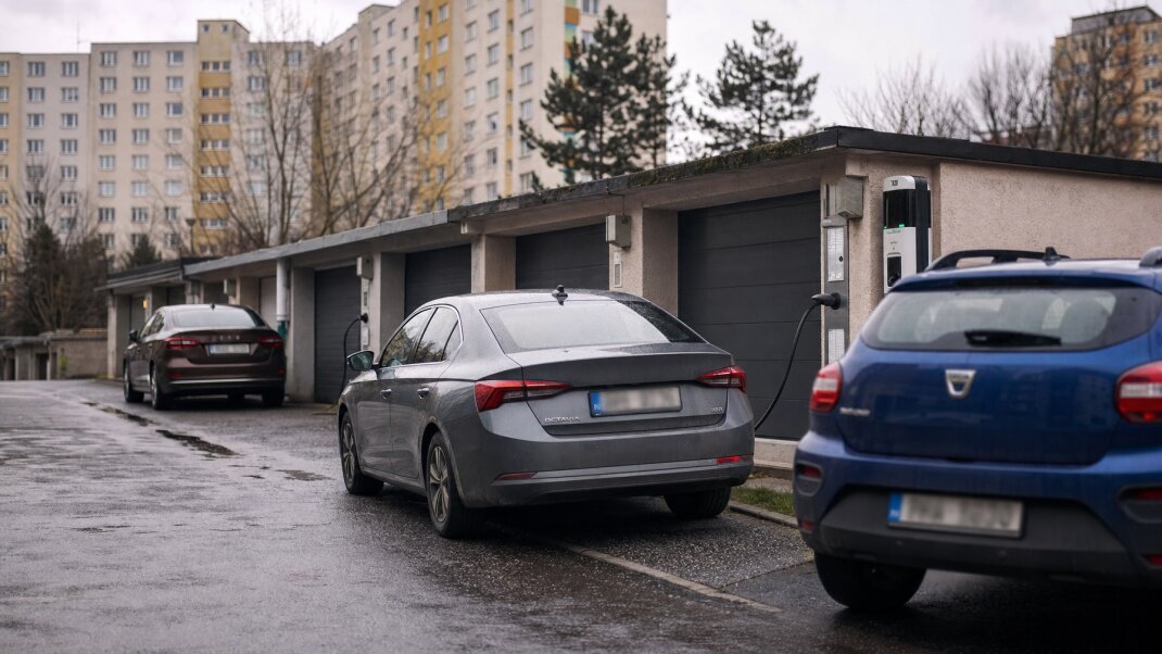 Garáž s nabíjacou stanicou pre elektromobily v Banskej Bystrici