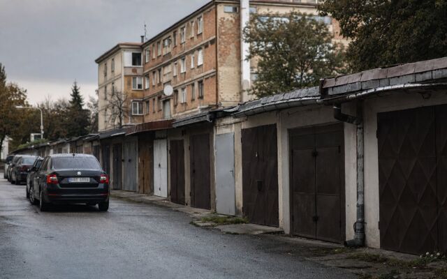 Samostatná garáž na cudzom pozemku v mestskom prostredí