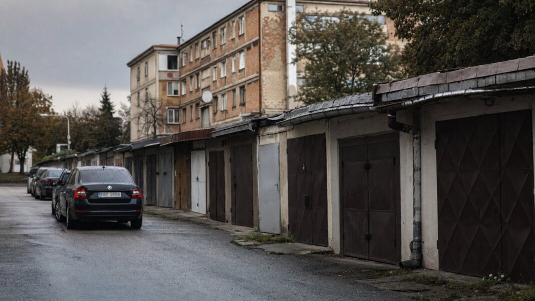 Samostatná garáž na cudzom pozemku v mestskom prostredí