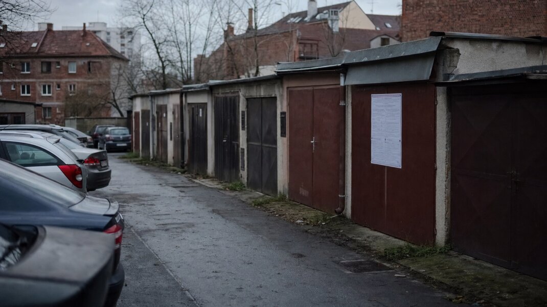 Dražba garáže v Bratislave s nízkou vyvolávacou cenou a potenciálnymi problémami