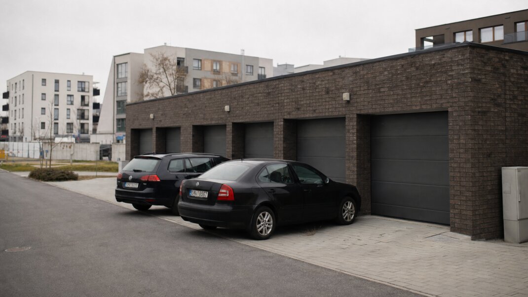 Garážové státie v novostavbe v Bratislave s modernou architektúrou