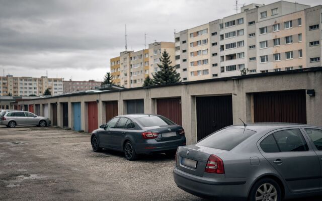 Cenovky garáží v Bratislave a preplnené parkovisko v Dúbravke