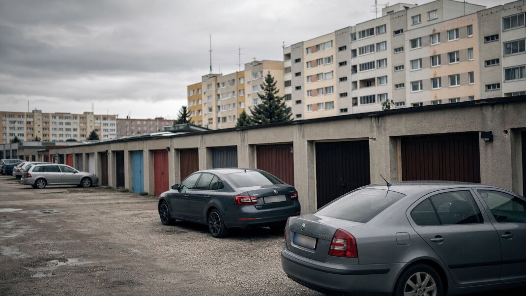 Cenovky garáží v Bratislave a preplnené parkovisko v Dúbravke