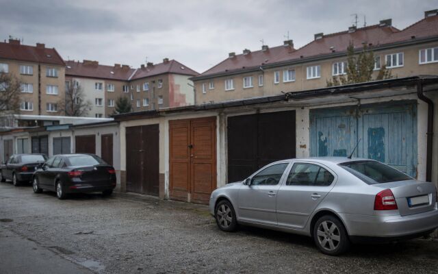 Preplnené parkovisko s garážami v Bratislave počas slnečného dňa