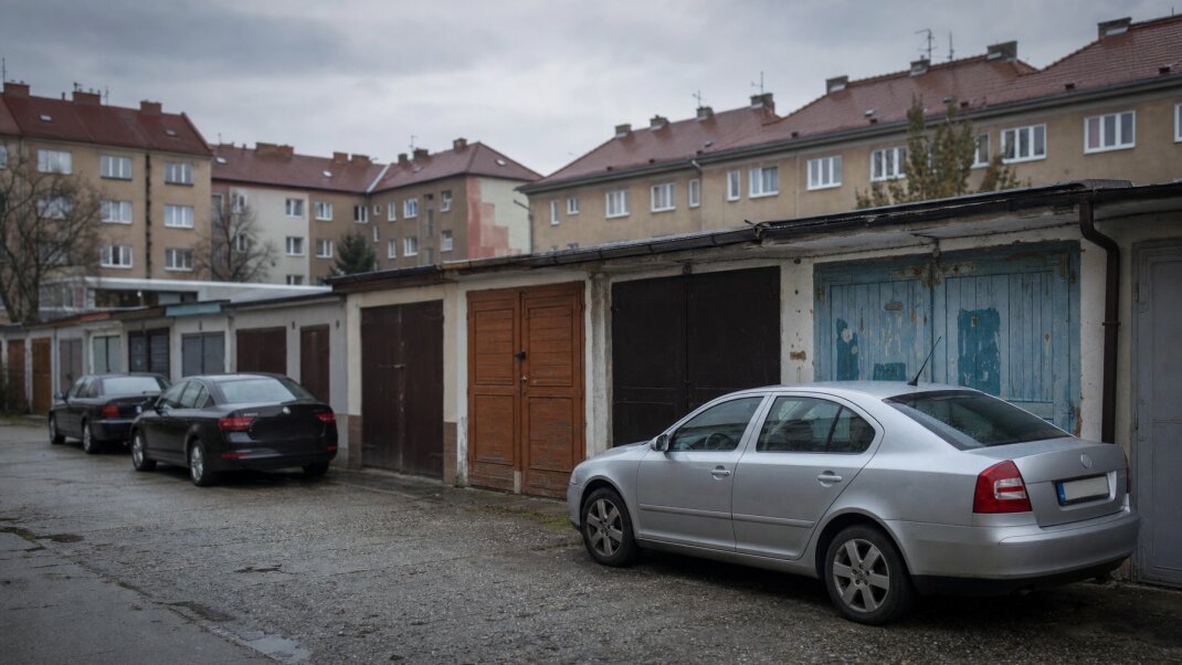 Preplnené parkovisko s garážami v Bratislave počas slnečného dňa