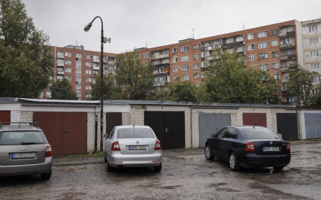 Garážové státie v Bratislave s autami a okolitými budovami