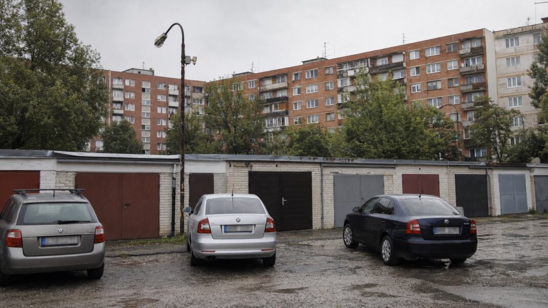 Garážové státie v Bratislave s autami a okolitými budovami