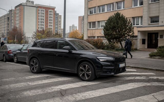 Luxusné SUV zaparkované na priechode v Bratislave