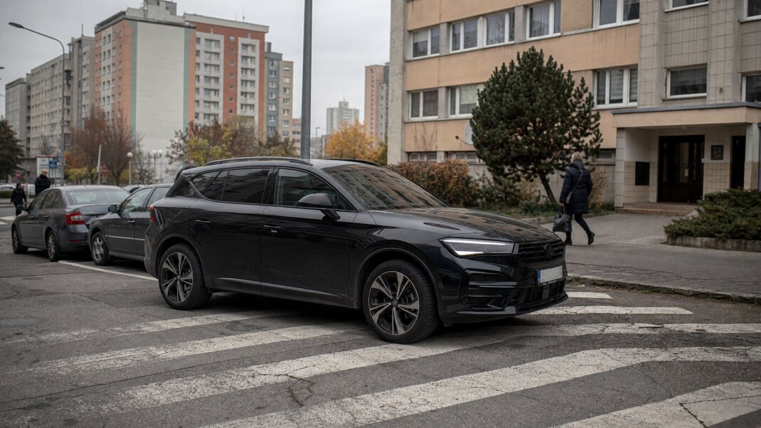 Luxusné SUV zaparkované na priechode v Bratislave